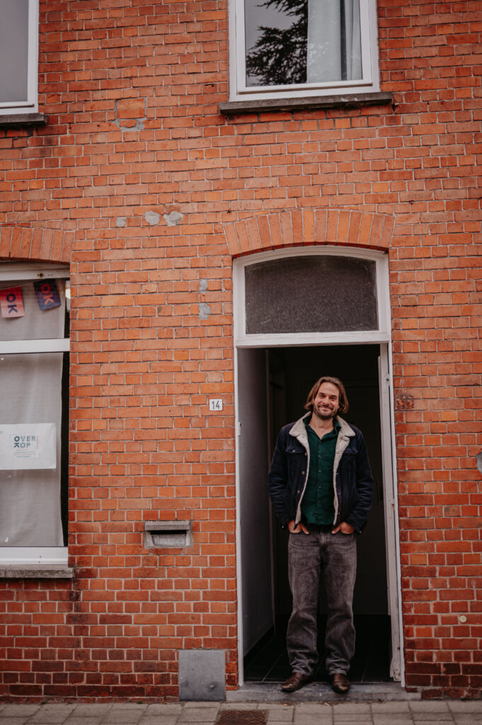 OverKopmedewerker Dimi van OverKop Poperinge. De deur staat altijd open voor alle jongeren, spring gerust eens binnen. Je hoeft geen afspraak te maken.