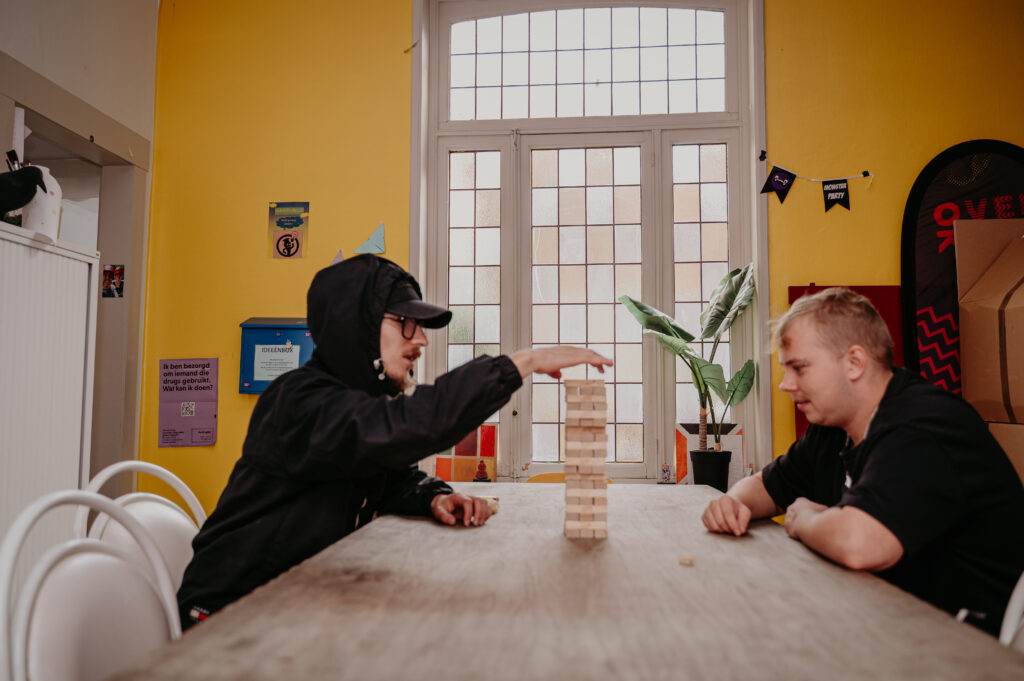 Even tot rust komen in OverKop. Samen spelletjes spelen zorgt voor verbinding en zo kan je nieuwe mensen ontmoeten.